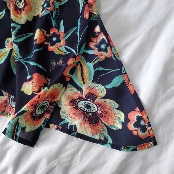 DR2 Floral Asymmetrical Top Size L - Picture 4 of 7